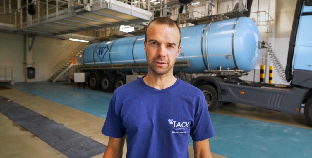 Tankreiniging bij Truck- en Tankcleaning Tack - Nettoyage de citernes chez Truck and Tank Cleaning Tack