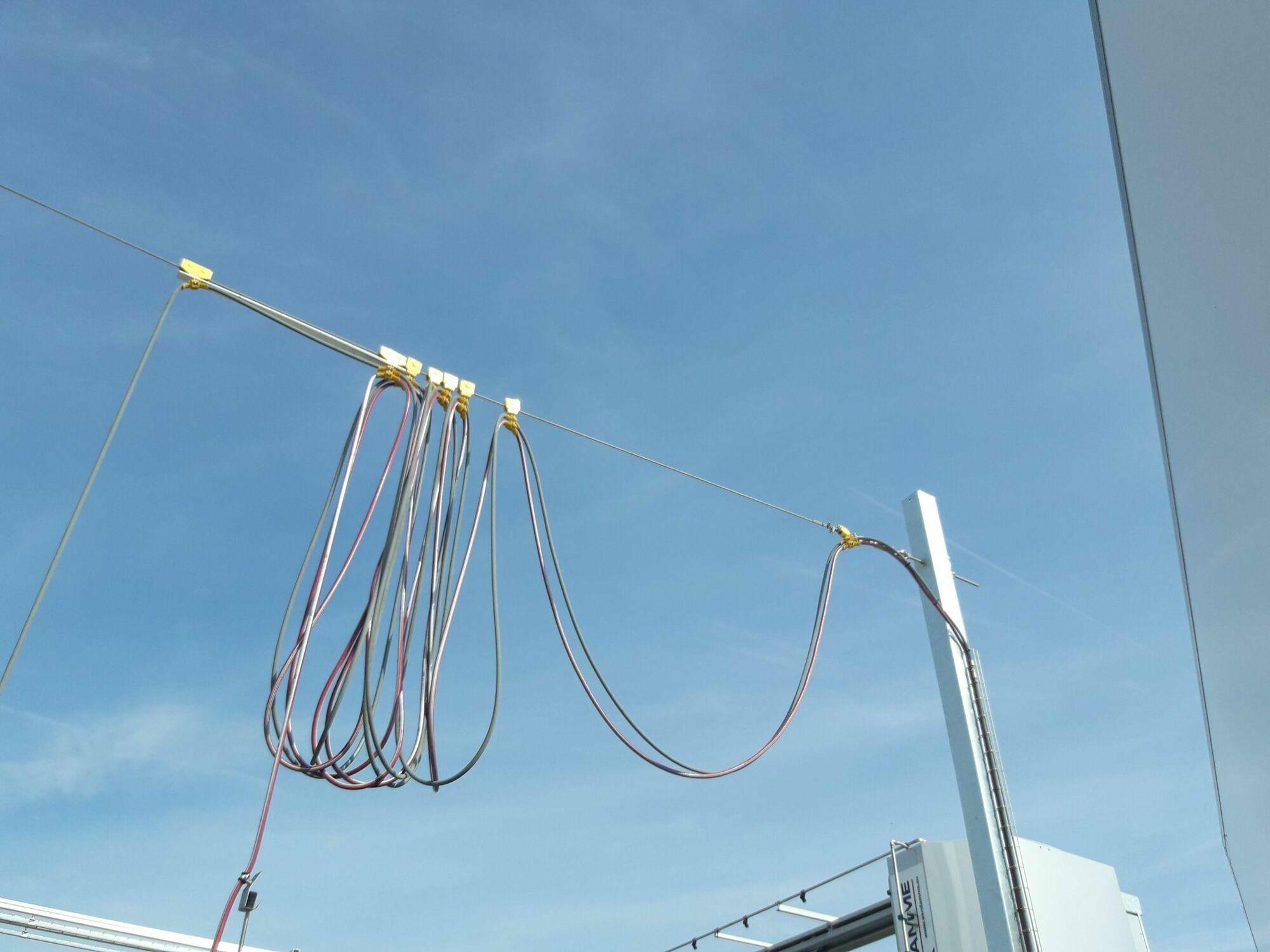 Suspension des tuyaux avec câble