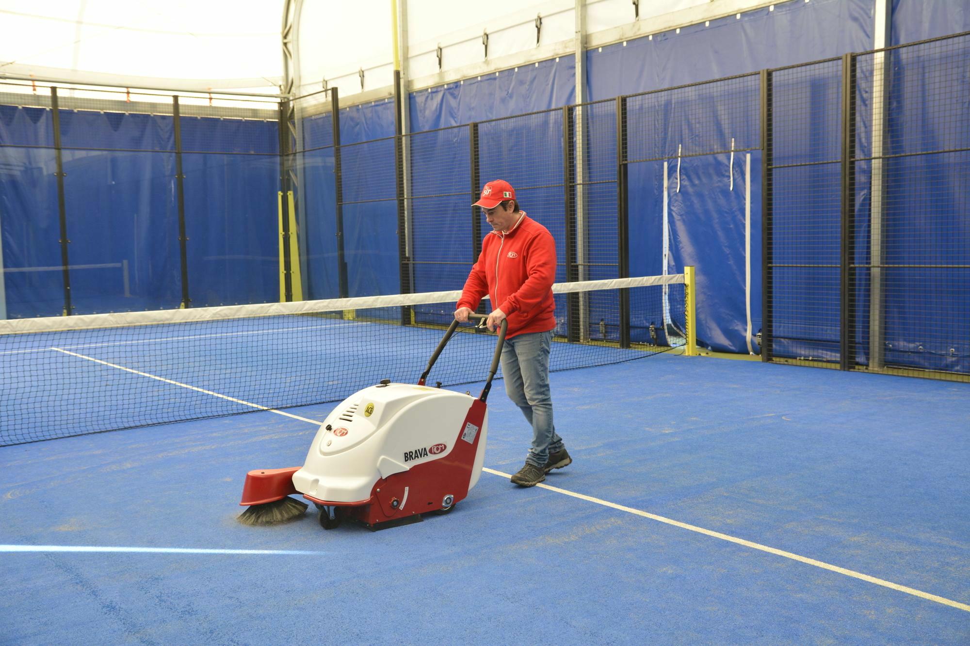 Brava Ace veegmachine voor padel velden
