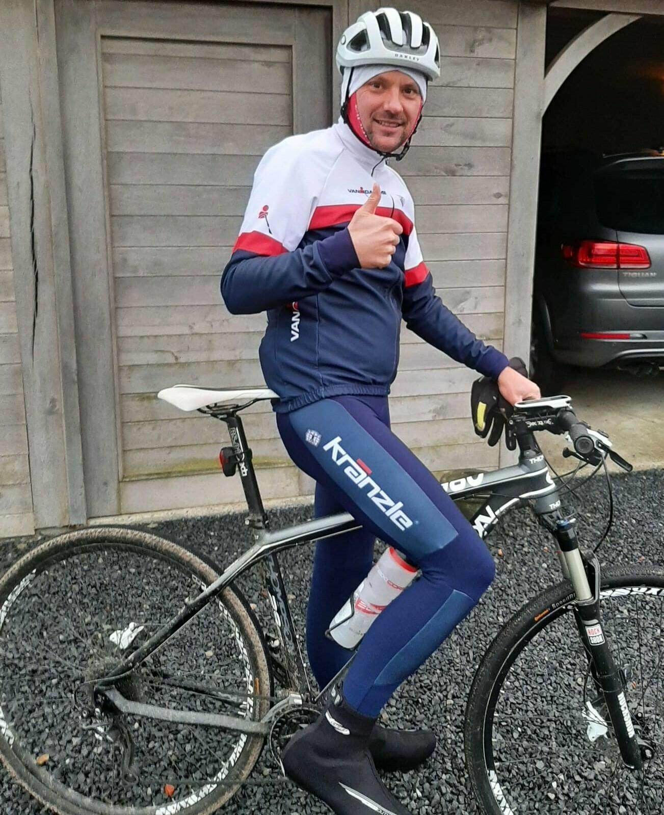 Medewerkers van Van Damme die met de fiets naar het werk komen, krijgen een trendy set wielerkledij cadeau