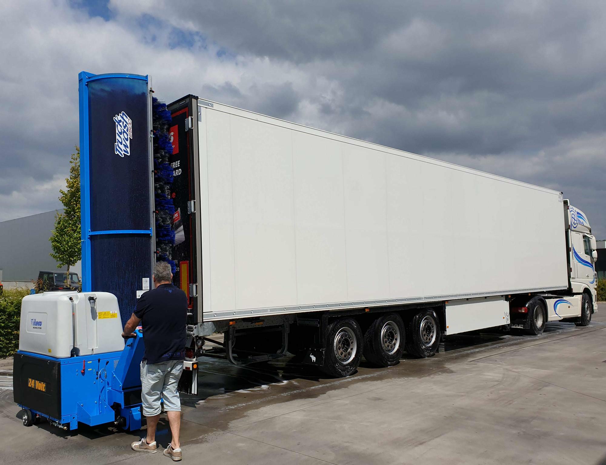 Autonome wasborstel bij Transport De Duytsche - Brosse mobile de lavage autonome chez Transport De Duytsche