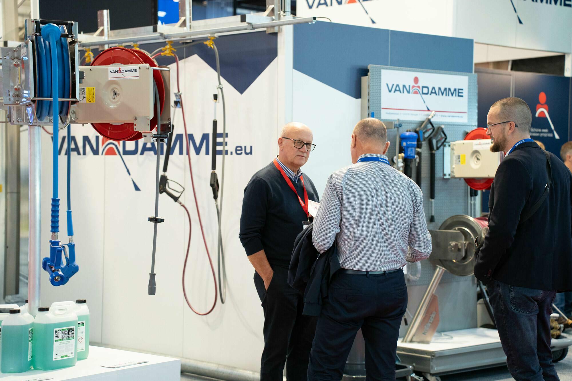Van Damme op de beurs Busworld - Van Damme sur le salon Busworld