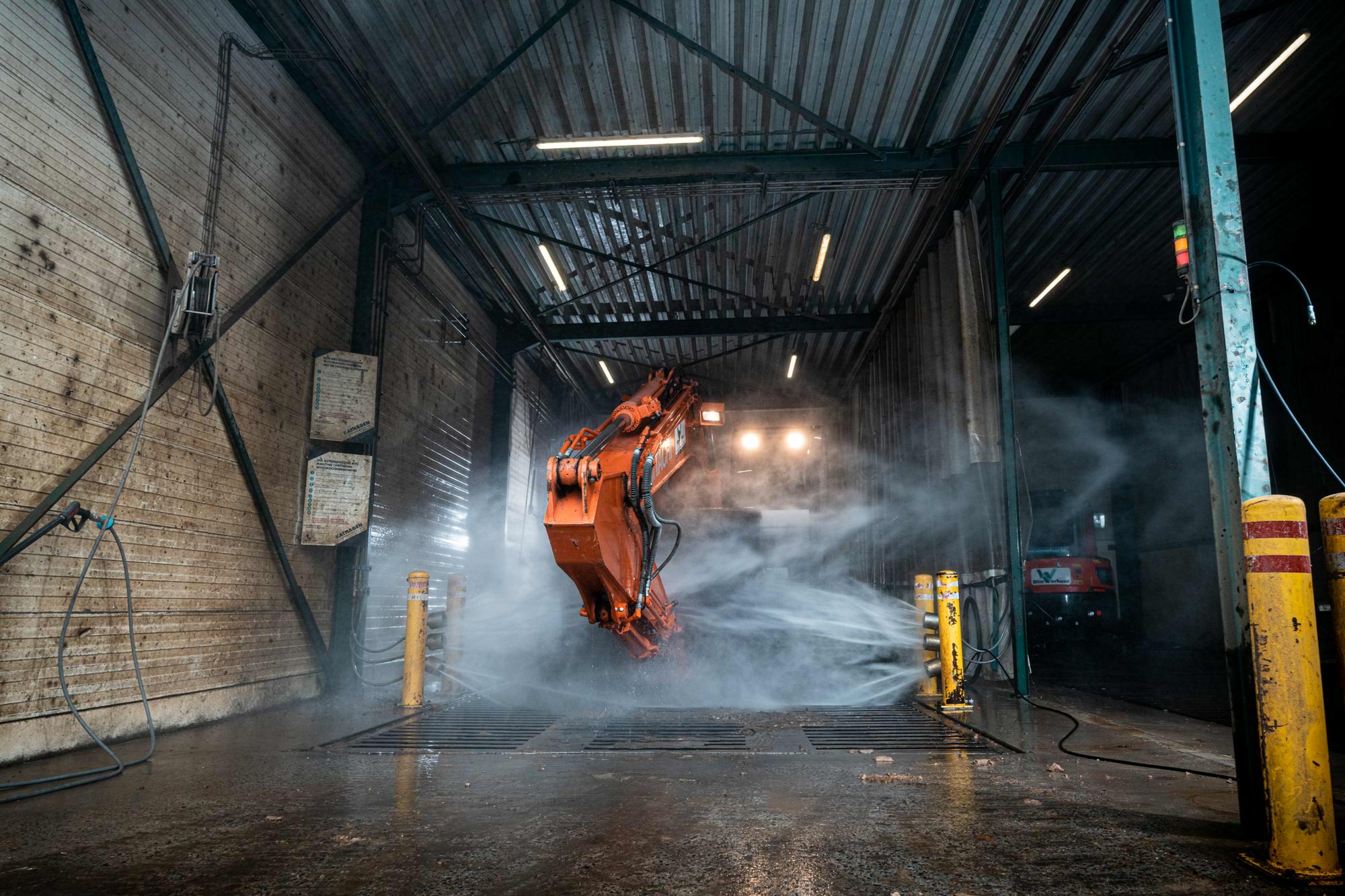 Automatische reiniging van rupskranen bij Wim Verhuur - Nettoyage automatisé des grues sur chenilles chez Wim Rental
