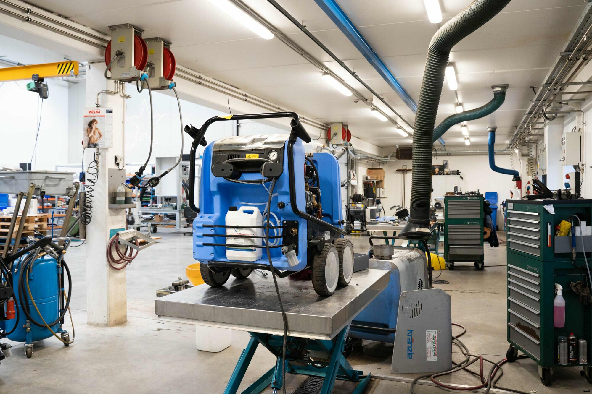 Service pressure washer